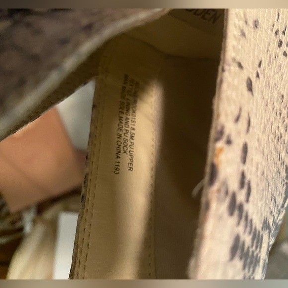 Steve Madden Rookie Bootie snake print in an 8.5 side cut out design slip on - Picture 12 of 12